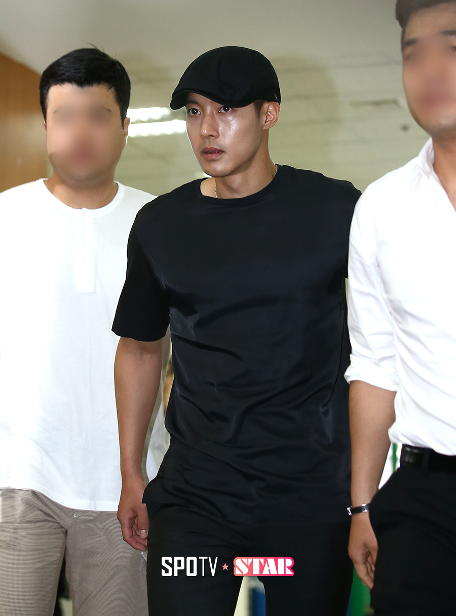 [포토S] 전 애인과 심문 위해 법정으로 향하는 김현중