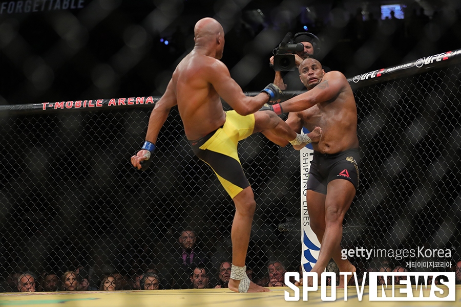 [UFC 200] 코미어 '어림없는 킥이야'