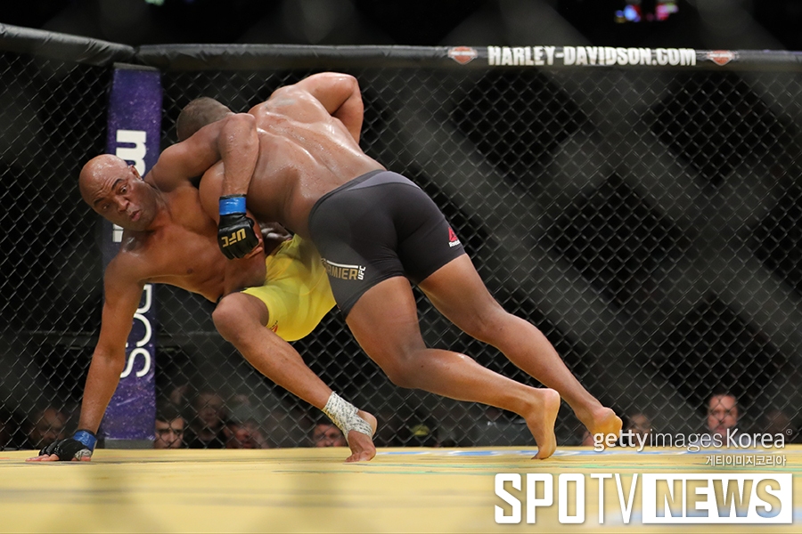 [UFC 200] 다니엘 코미어의 태클에 넘어지는 앤더슨 실바