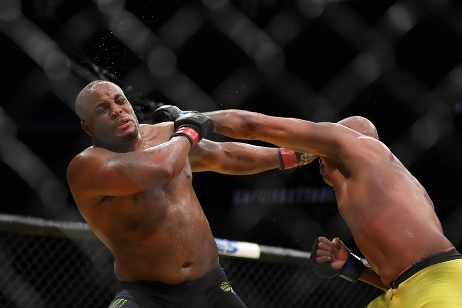 [UFC 200] 다니엘 코미어 '한 방 먹었네'