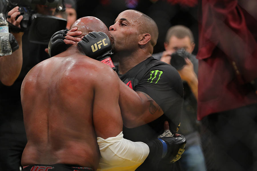 [UFC 200] 다니엘 코미어 '수고했어 실바'