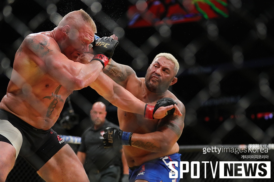 [UFC 200] 펀치 날리는 마크 헌트