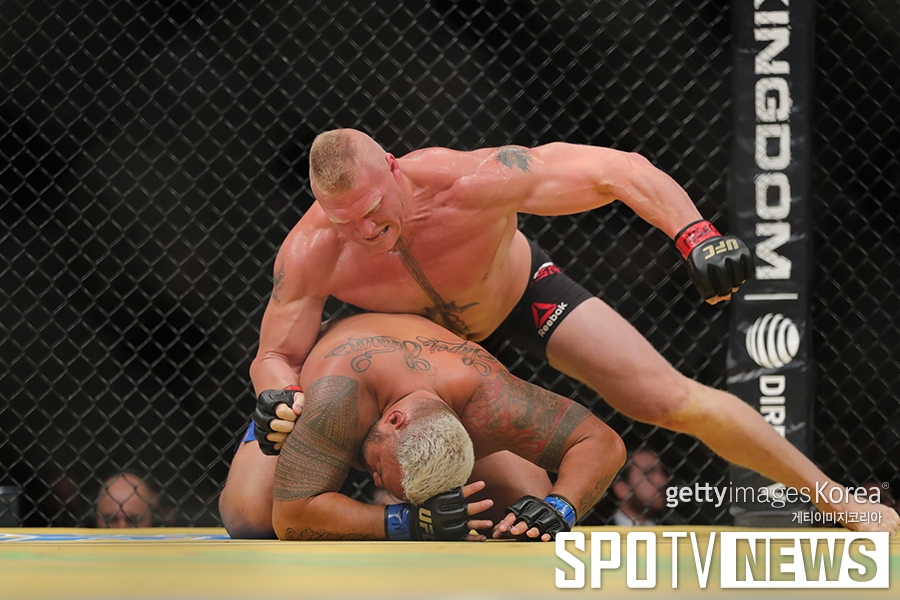 [UFC 200] 브록 레스너 '거침없는 파운딩'
