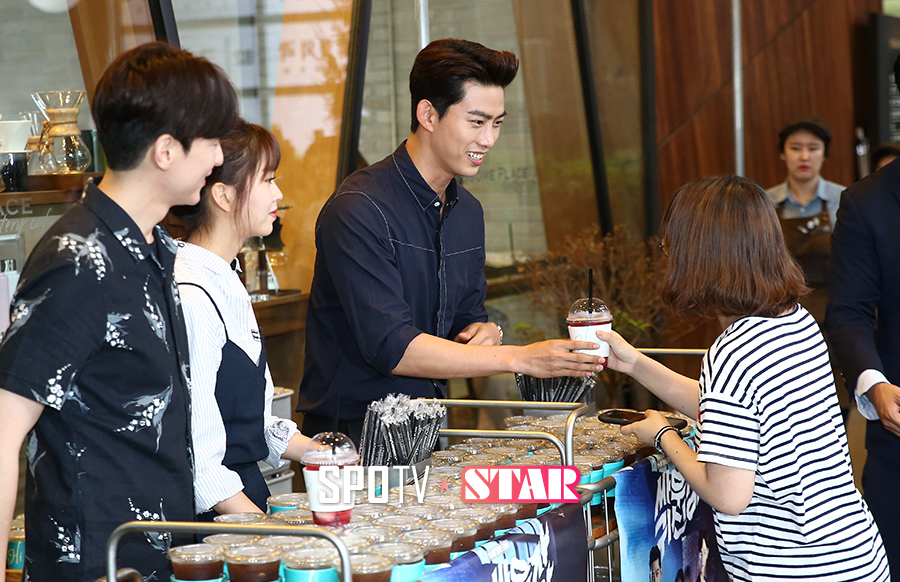 [포토S] 옥택연이 선물하는 시원한 커피