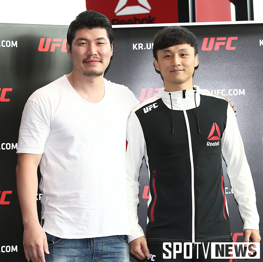 [포토S] 승리 거두고 돌아온 최두호와 양성훈 감독