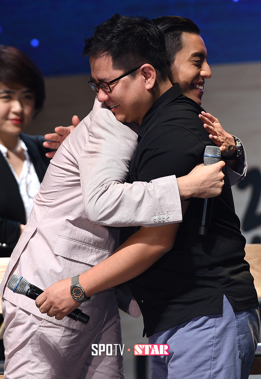 [포토S] 왕대륙 '진혁 PD와 뜨거운 포옹'