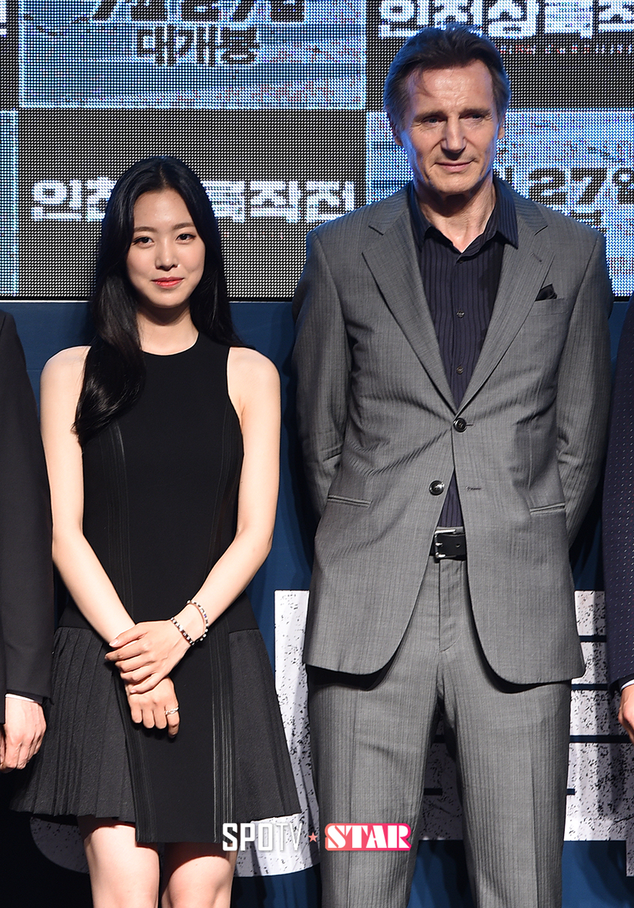 [포토S] 진세연 '리암 니슨 옆에서 수줍게'