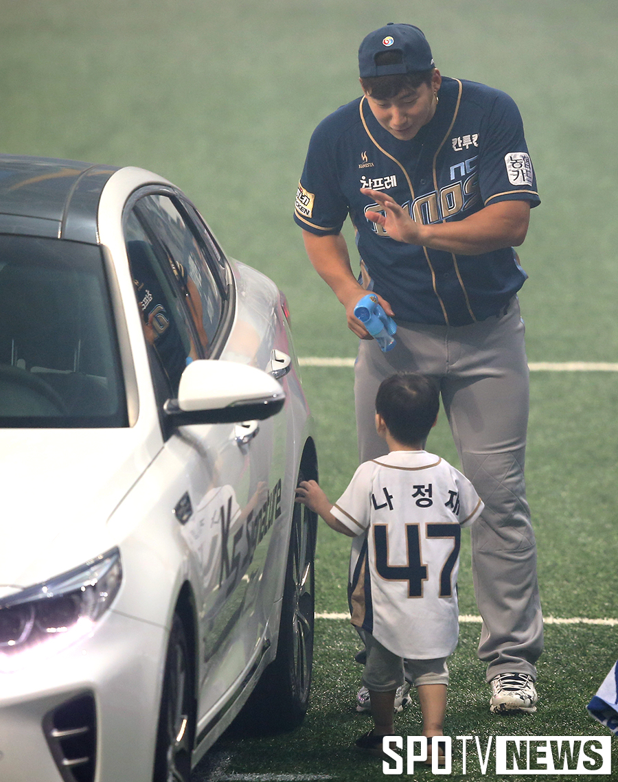 [포토S] 나성범 '아들, 이건 아빠차가 아니야'