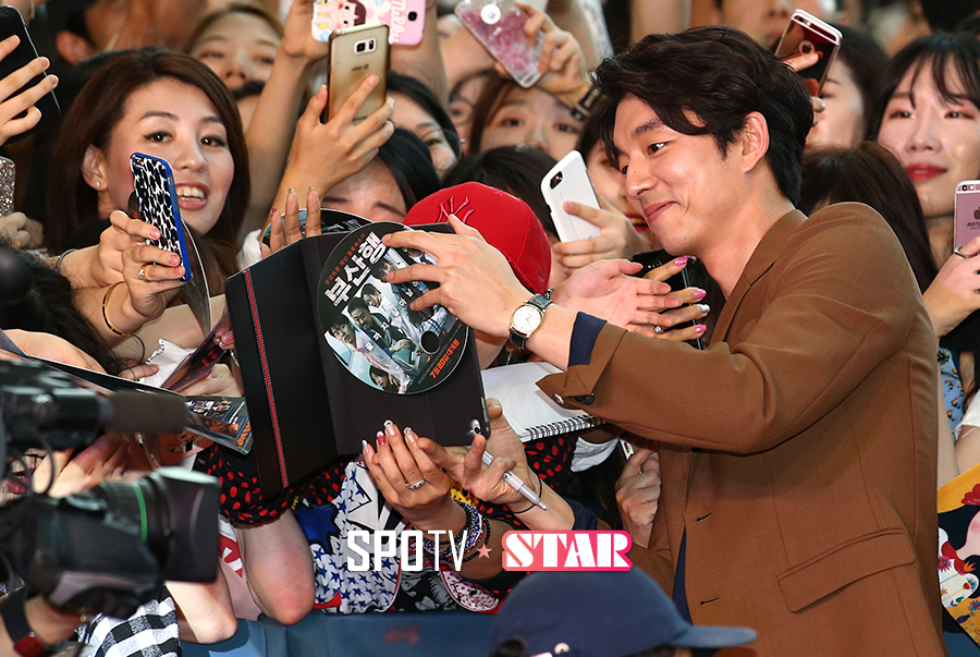 [포토S] 공유 '외국팬들을 위해 서비스'