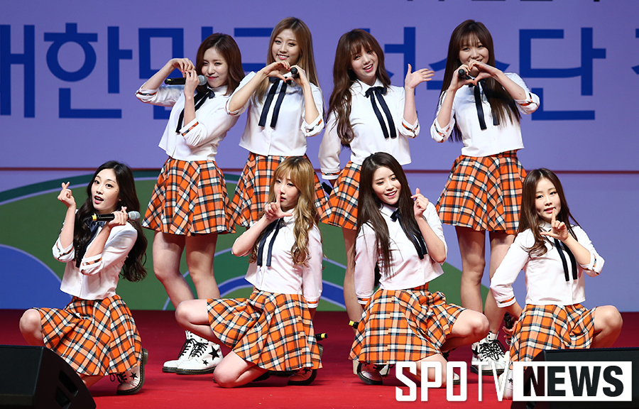 [포토S] 러블리즈 '선수들을 향해 응원의 하트'