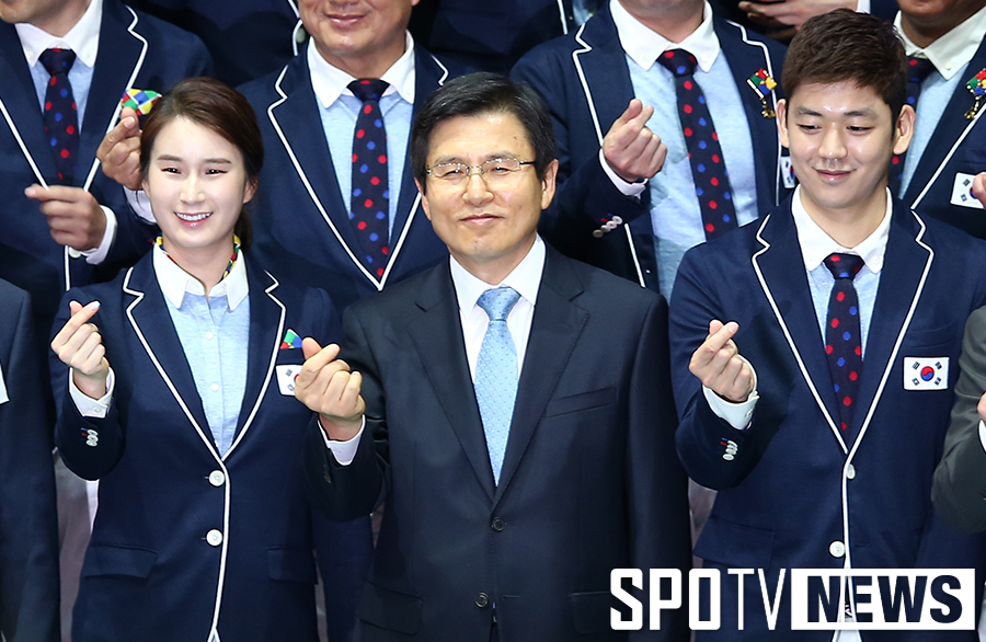 [포토S] 황교안 총리 '기보배-이용대와 응원의 하트'