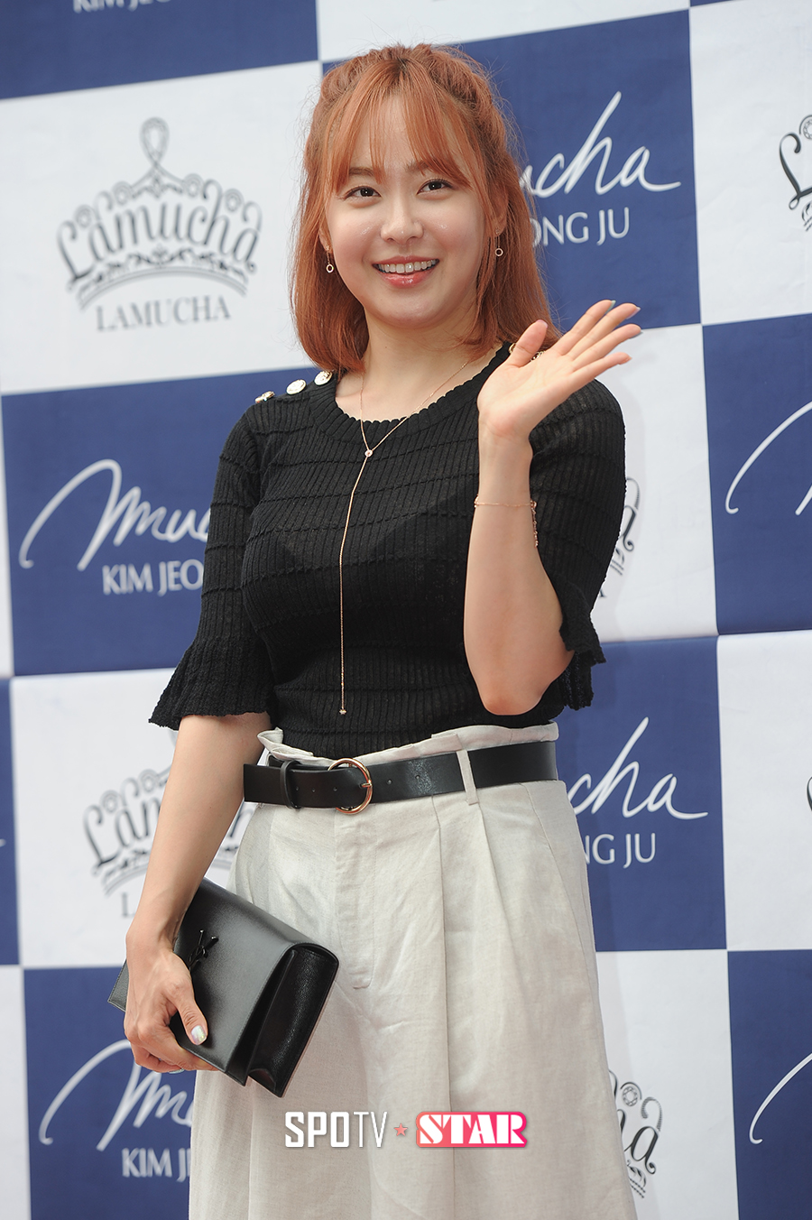 [포토S] 유소영 '볼륨감 뽐내는 시스루 니트 패션'