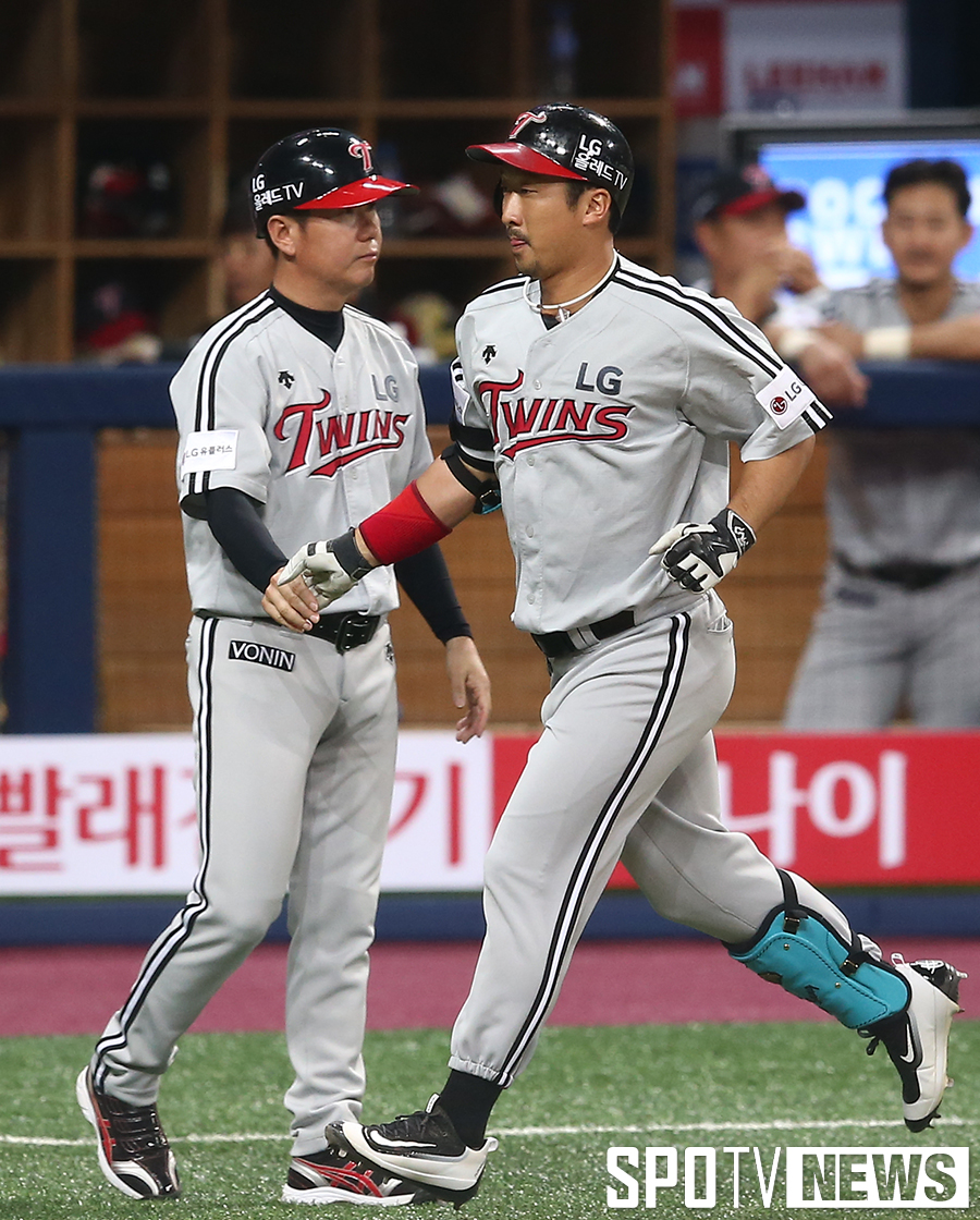[포토S] 홈런 이병규, 유지현 코치와 하이파이브