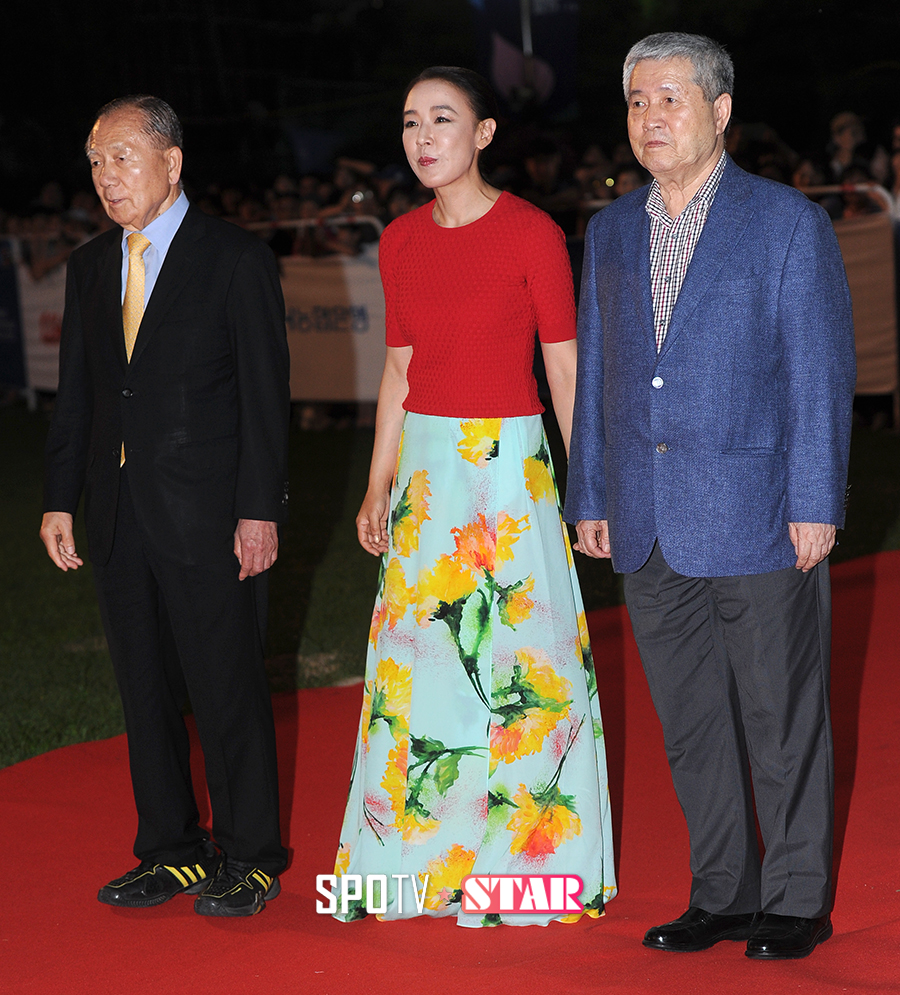 [포토S] 레드카펫 밟는 김동호-강수연-임권택 감독