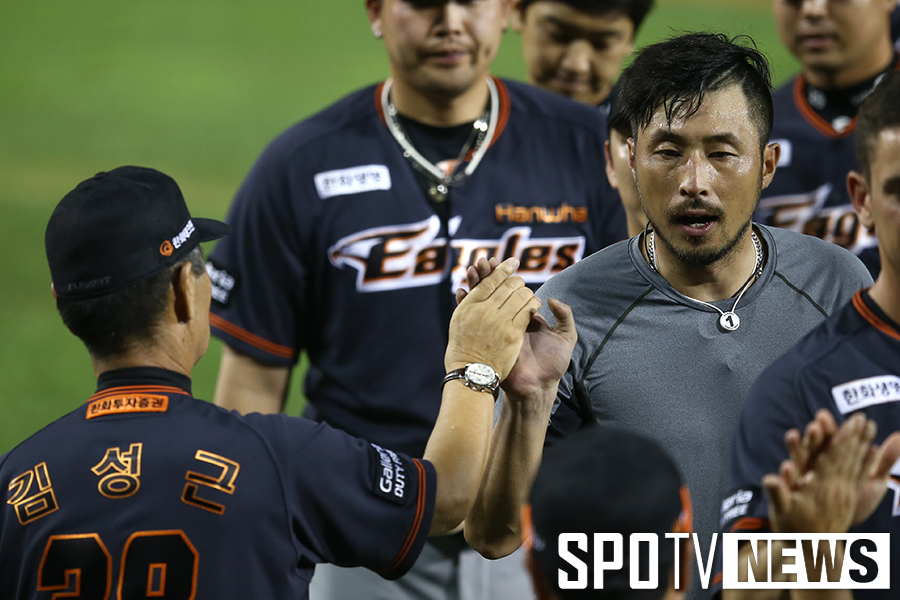[포토S] 김성근 감독, 김경언 손을 꼬옥