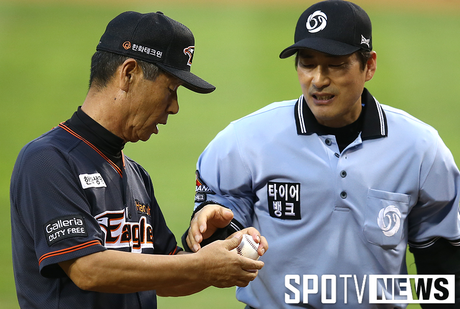 [포토S] 김성근 감독 '공이 이상하잖아'