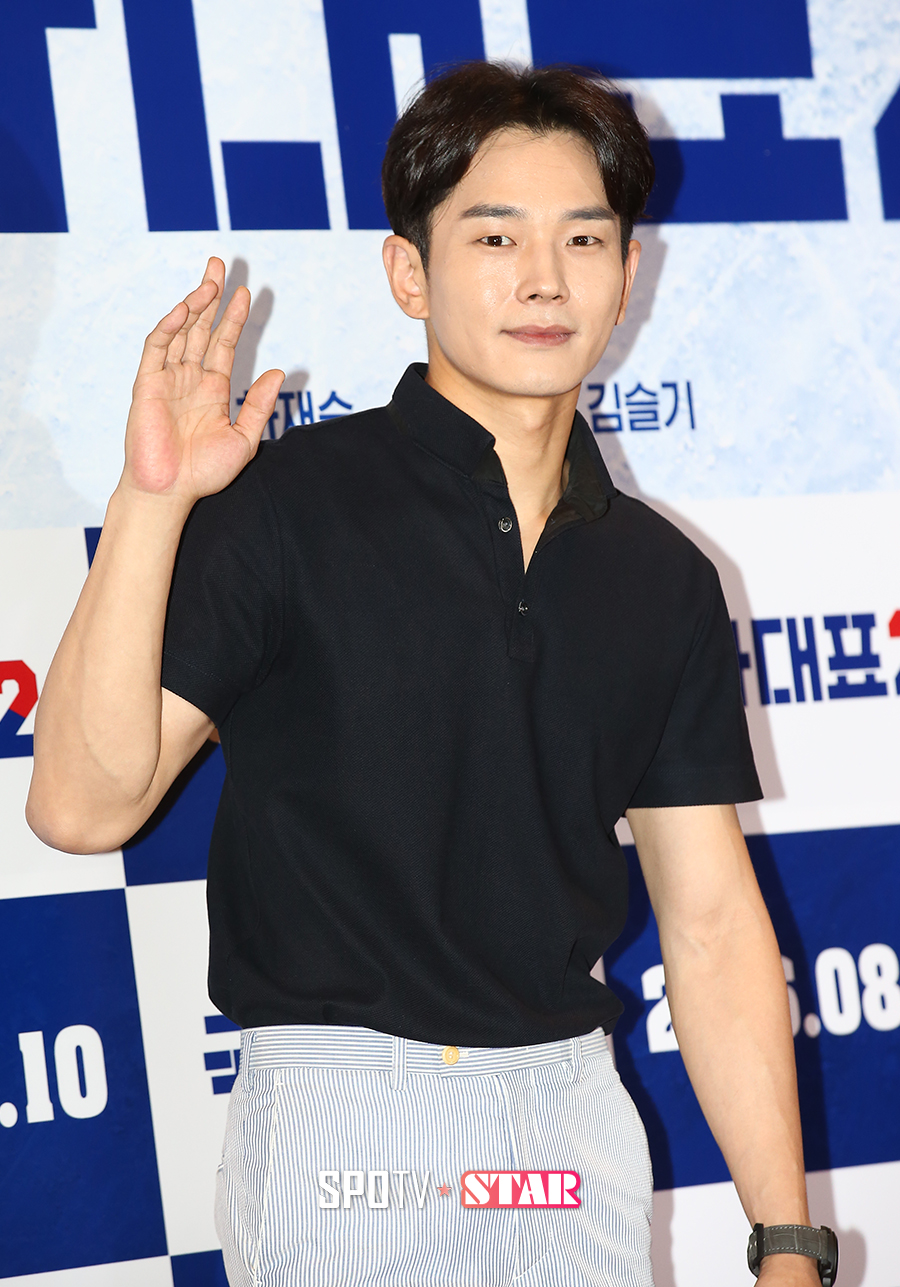 [포토S] 온주완 '깔끔한 손인사'
