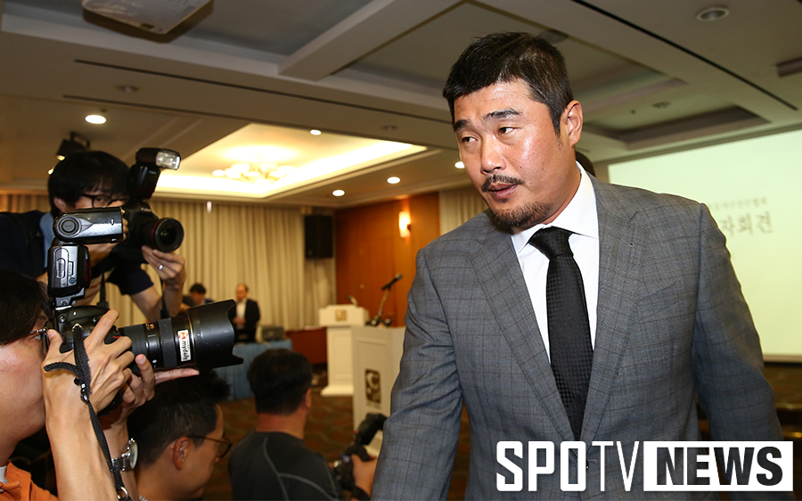 [포토S] 재발방지 약속 후 기자회견장 떠나는 이호준