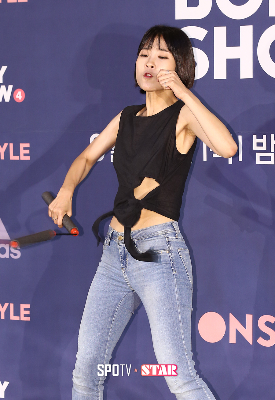 [포토S] 이세영, 개미허리 비결은 쌍절곤