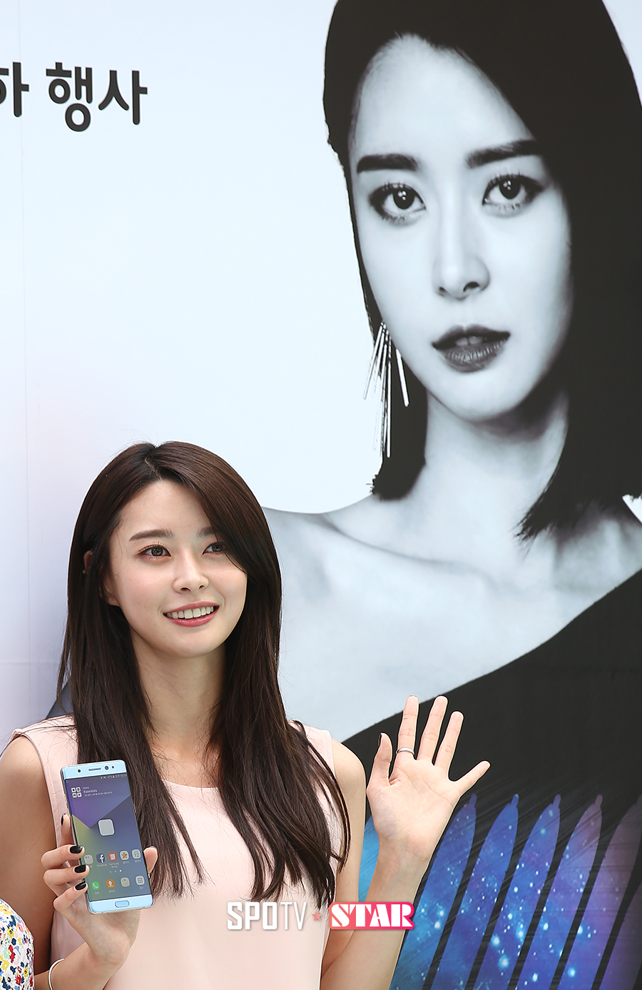 [포토S] 헬로비너스 나라 '포스터도 실물도 다 예쁘죠?'