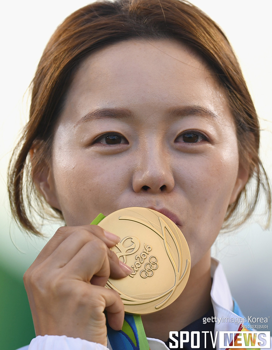 [리우] 금메달 장혜진, 귀여운 얼굴로 금메달에 뽀뽀