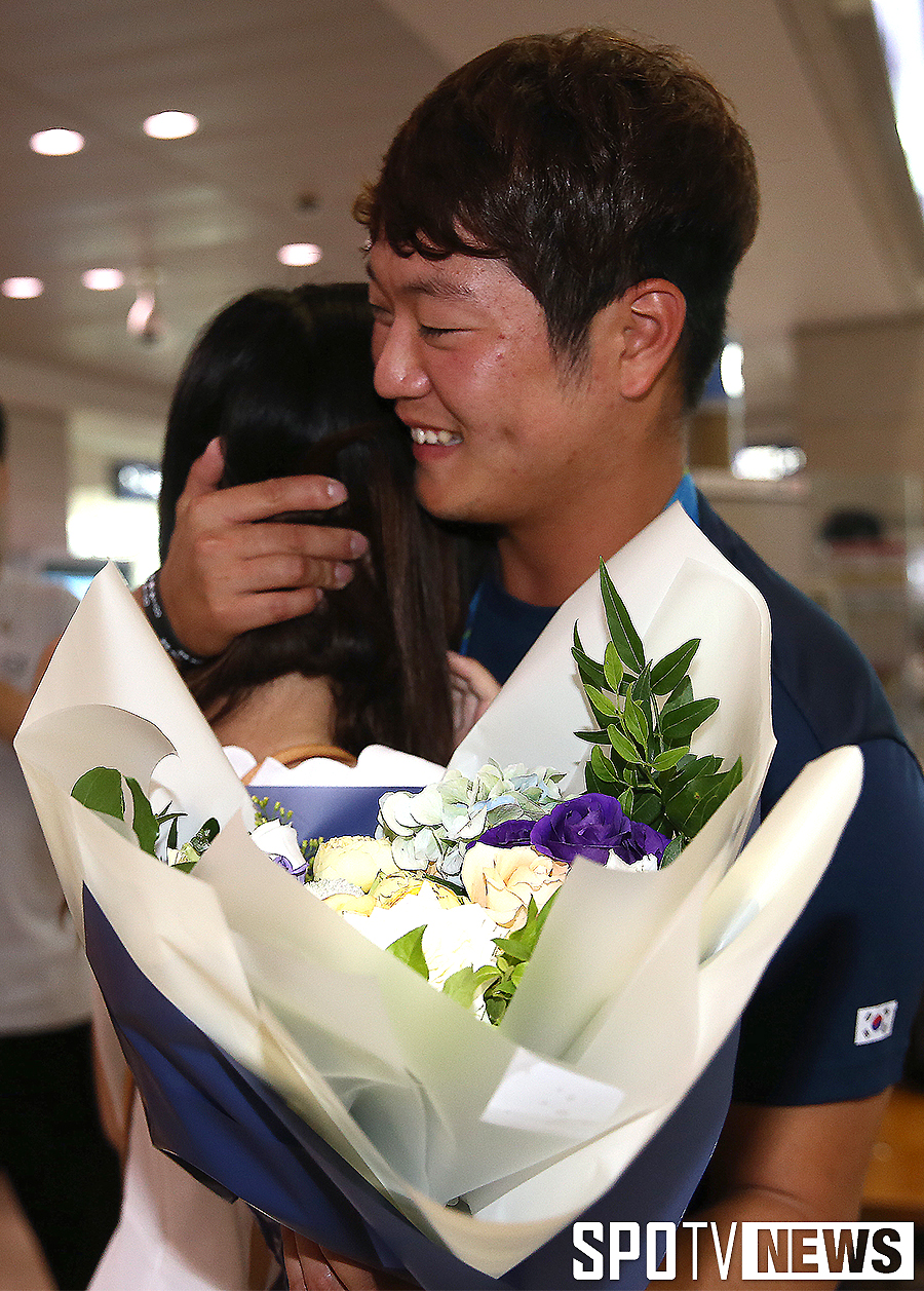 [포토S] 이승윤 '예비 신부와 애틋한 포옹'