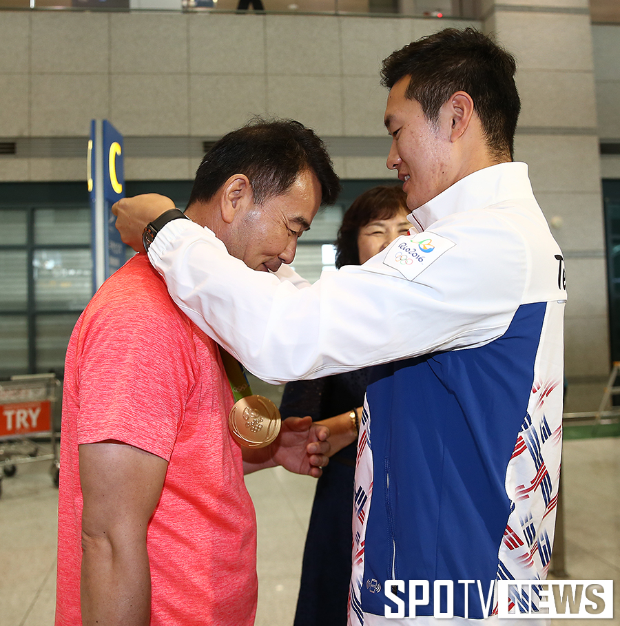 [포토S] 아버지 목에 금메달 걸어드리는 구본찬