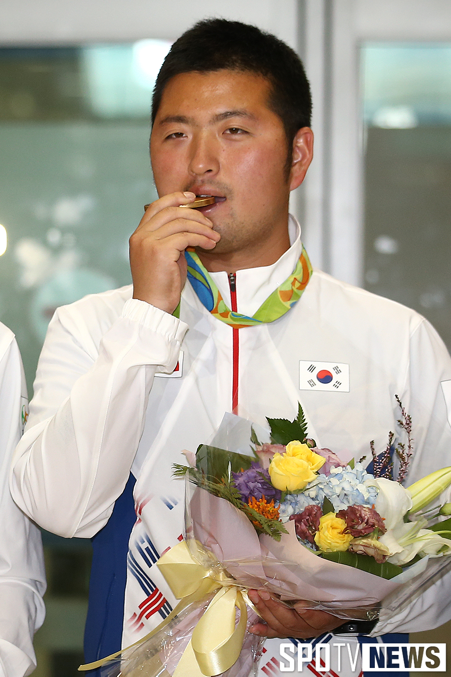 [포토S] 귀국 김우진 '금메달 깨물고'