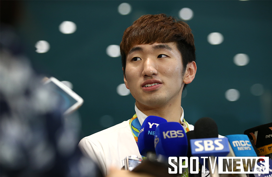 [포토S] 인터뷰 하고 있는 펜싱 금메달리스트 박상영