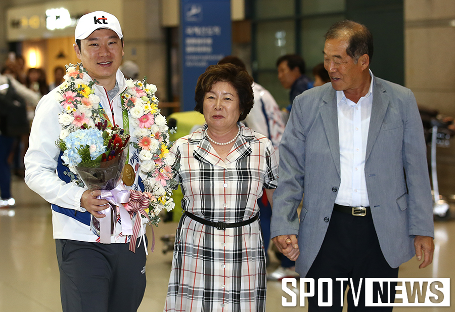 [포토S] 금메달 진종오, 부모님과 기쁨 나누며