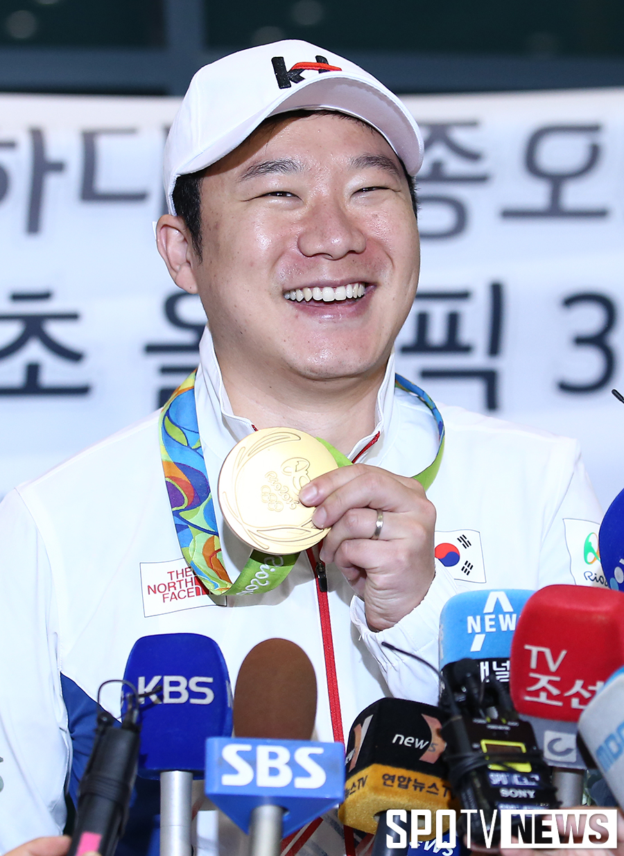 [포토S] 진종오, 네 번째 금메달 들어보이며 환한 미소