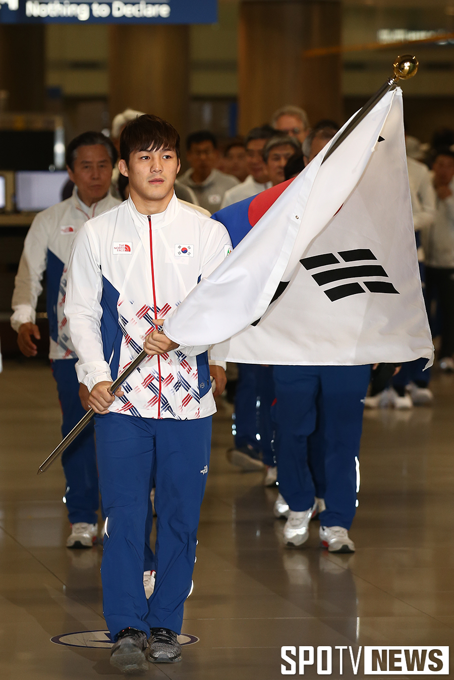 [포토S] 김현우, 태극기 휘날리며 귀국