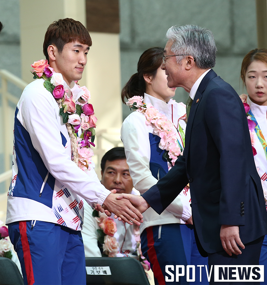 [포토S] 악수 나누는 박상영과 문화체육관광부 장관