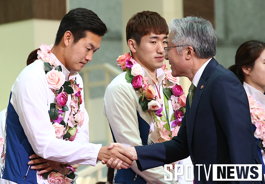 [포토S] 악수 나누는 구본찬과 김종덕 문화체육관광부 장관
