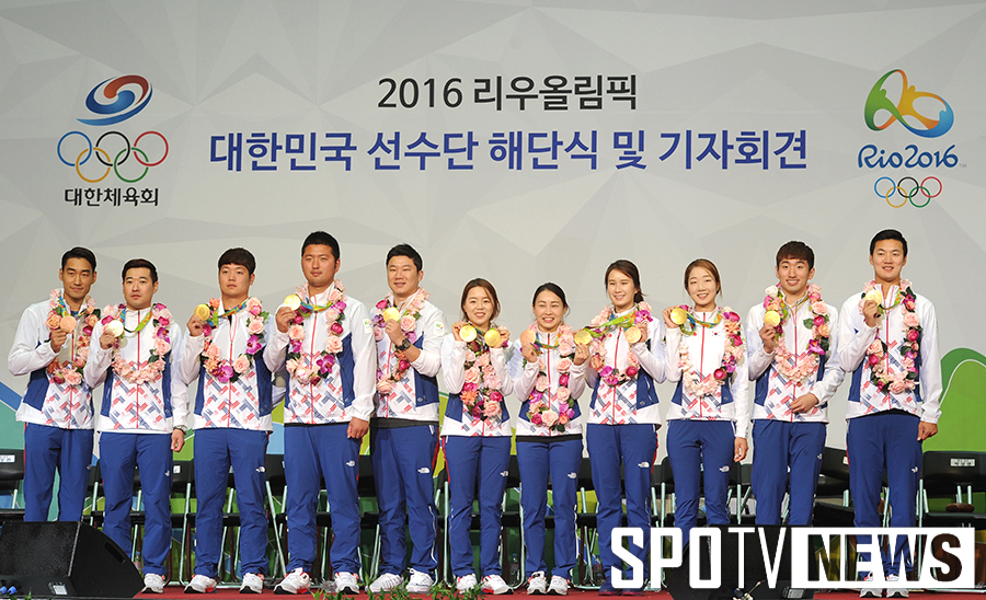 [포토S] 대한민국 선수단 '빛나는 메달 들고'