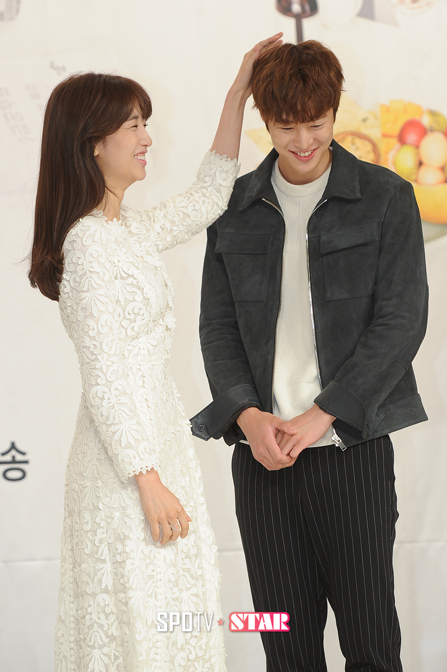 [포토S] 박하선 '연하남 공명 머리를 쓰담쓰담~'