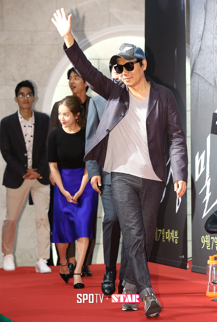 [포토S] 팬들에게 인사하는 영화 '밀정' 김지운 감독