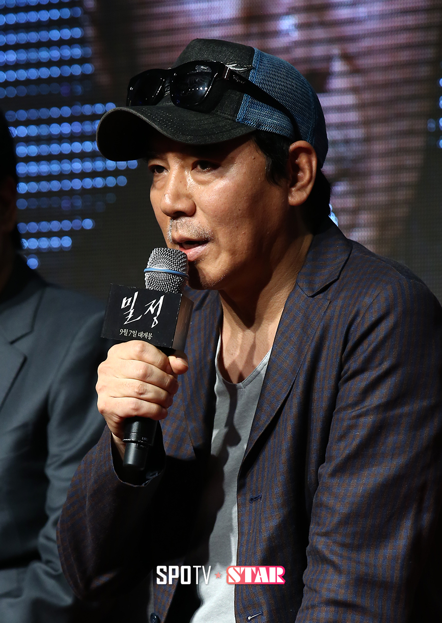 [포토S] 인사하는 김지운 감독