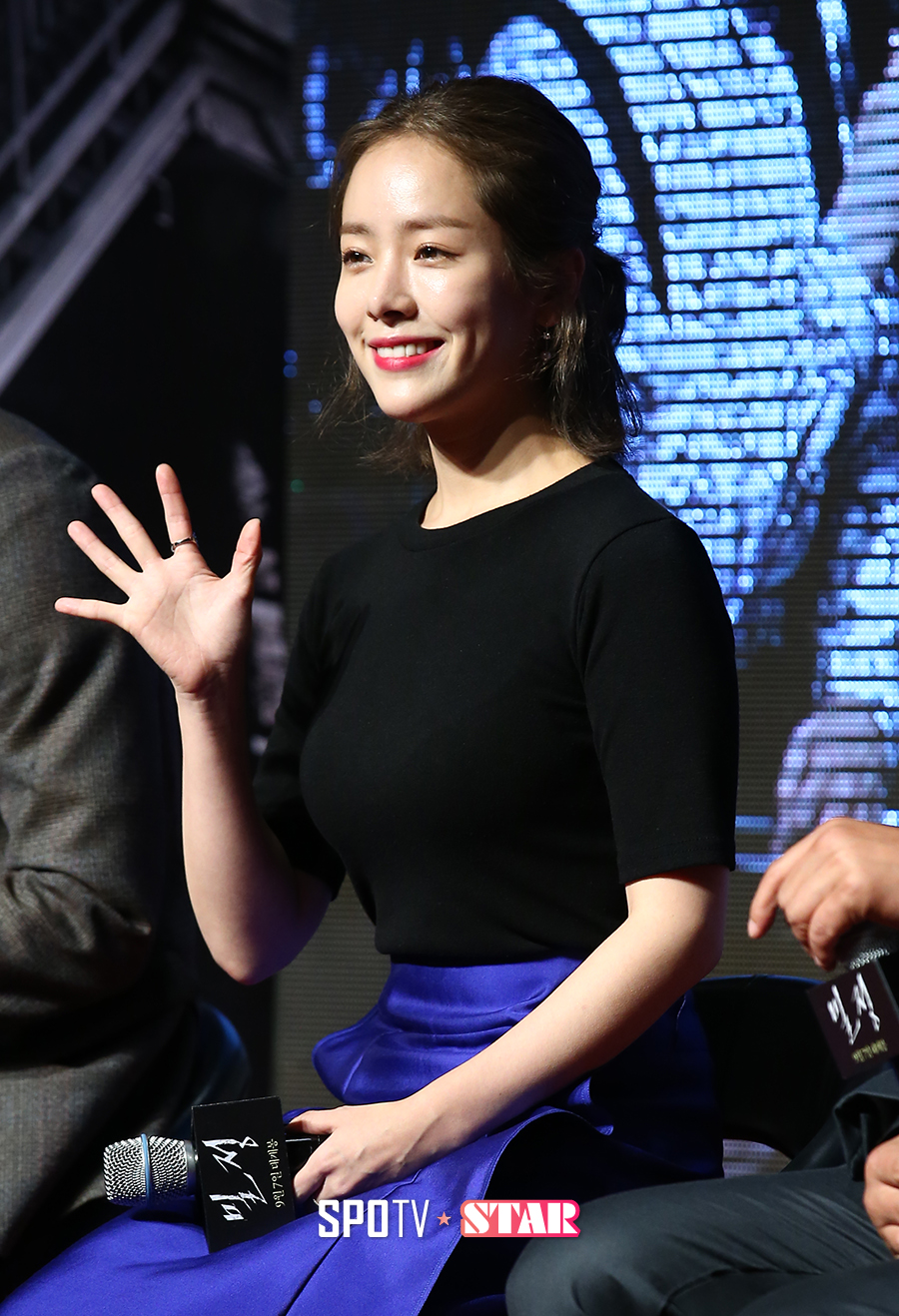 [포토S] 한지민, 아름다운 손인사