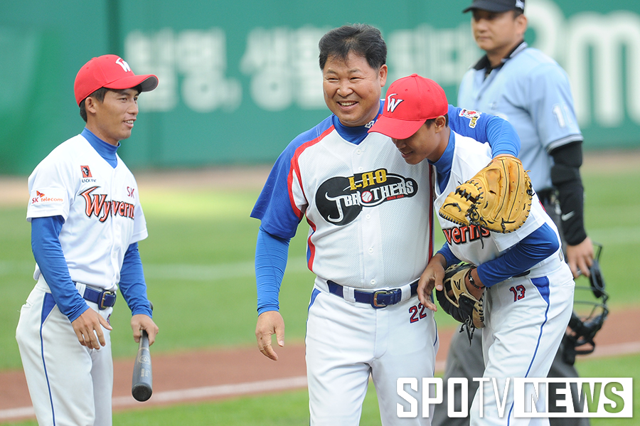 [포토S] 이만수 전 감독, 라오스 제자들과 찾은 인천구장