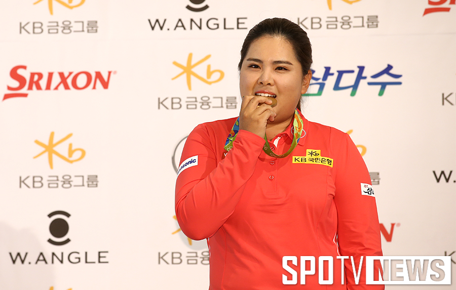 [포토S] 박인비, 116년 만에 따낸 금메달 물고