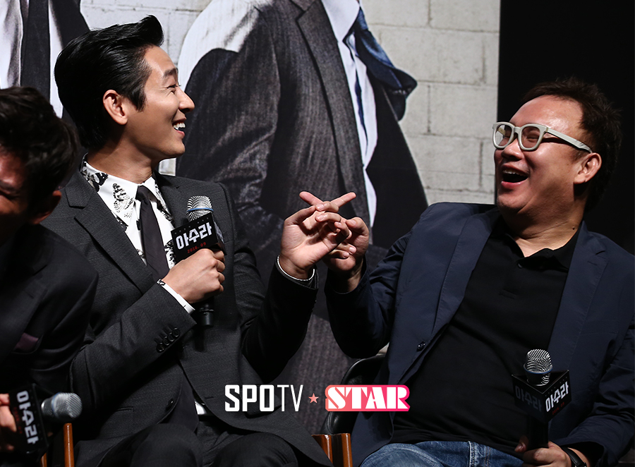 [포토S] 김성수 감독 '그걸 폭로하면 어떡해'