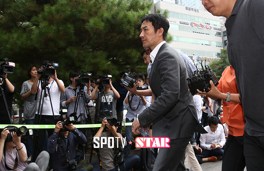 [포토S] 경찰서로 들어가는 배우 엄태웅