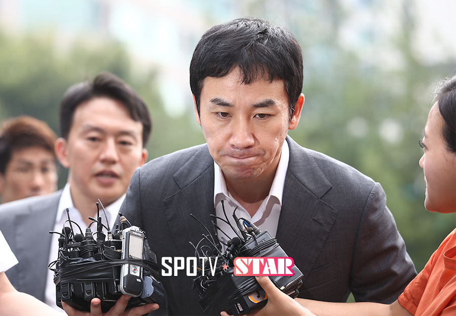 [포토S] 고개 숙이는 배우 엄태웅
