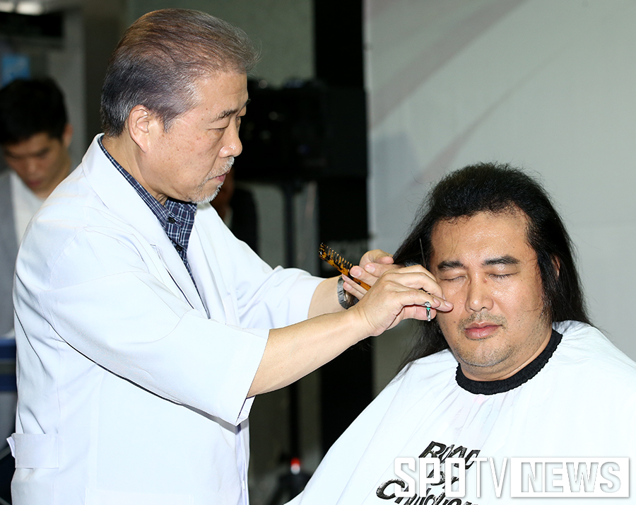 [포토S] 소아암 아이들 위해 삭발하는 김보성