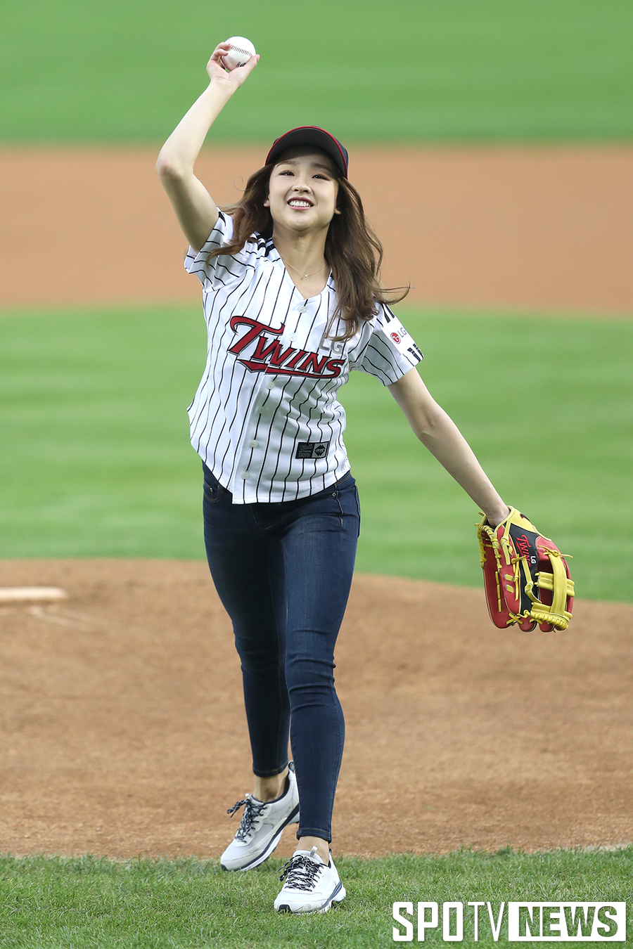 [포토S] 시구하는 손연재, 오늘은 '야구요정'