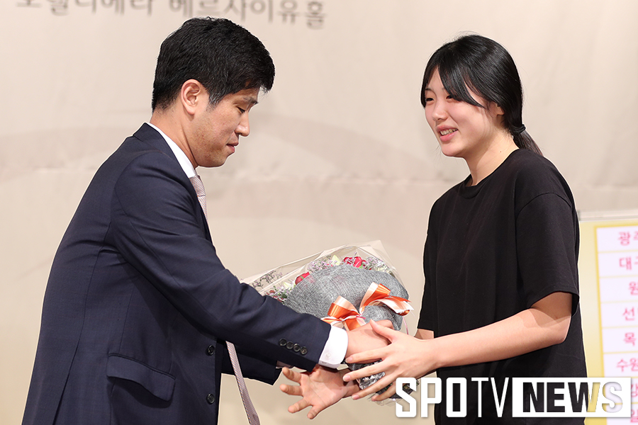 [포토S] 전체 1순위 정선아, 도로공사 김종민 감독과 악수