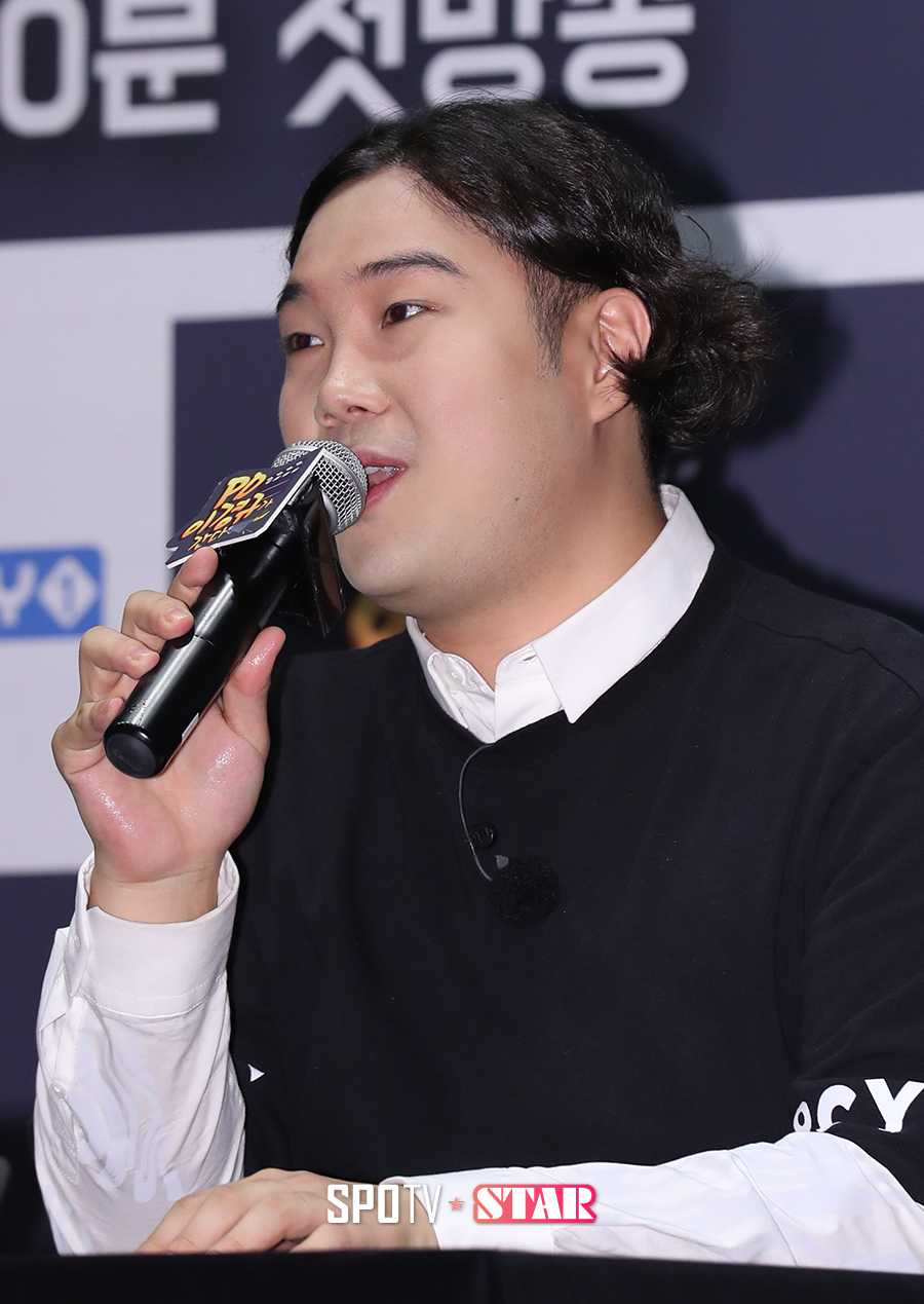[포토S] 인사말 하고 있는 방송인 유재환