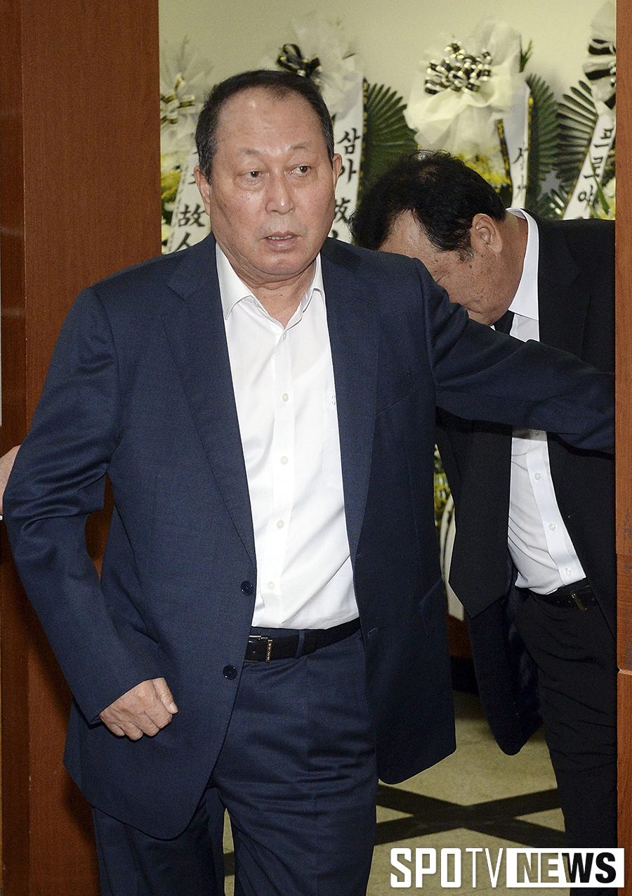 [포토S] 고 하일성 빈소 찾은 김인식 감독, '이렇게 허망할수가'