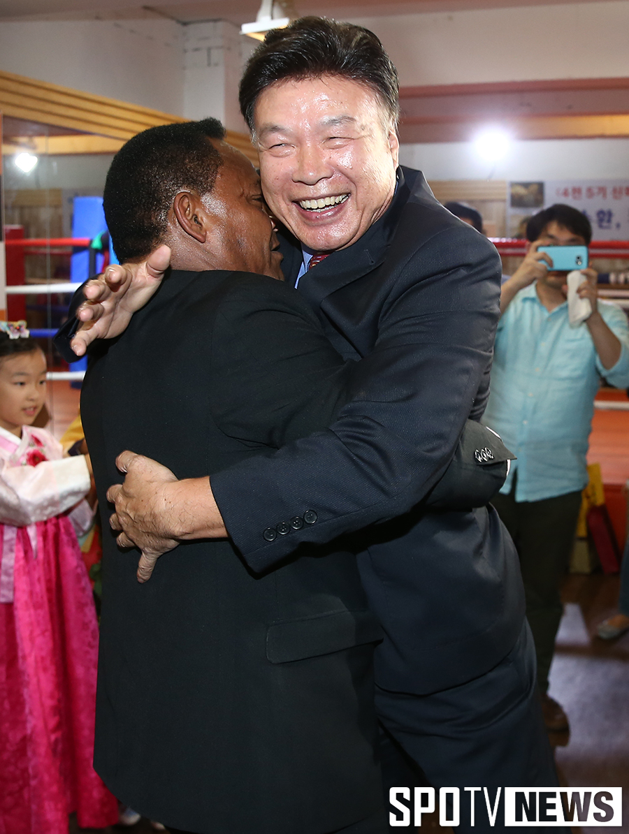 [포토S] 카라스키야, 홍수환 들고 빙글빙글